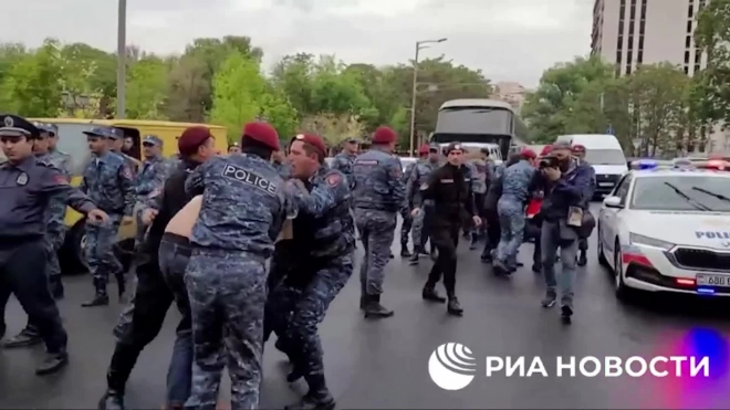 Полиция Армении задержала 125 участников акции протеста в центре Еревана