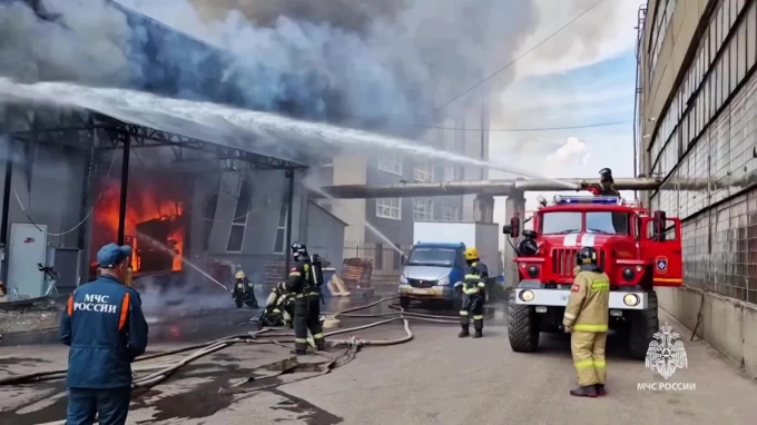 В Ярославле тушат крупный пожар на складе