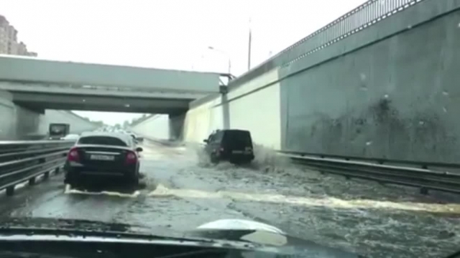 Москву накрыл ливень с грозой и градом: фото и видео из социальных сетей