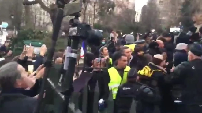 Участники акции протеста в Париже напали на журналистов