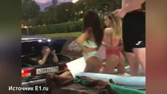 Девушки в бикини прокатились по центру Екатеринбурга в бассейне