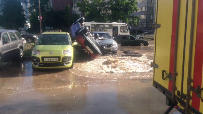 Прорыв трубы: на Маршала Захарова фонтан горячей воды перевернул авто