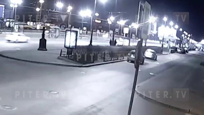 На Московском проспекте BMW перевернулась при столкновении с каршерингом: видео