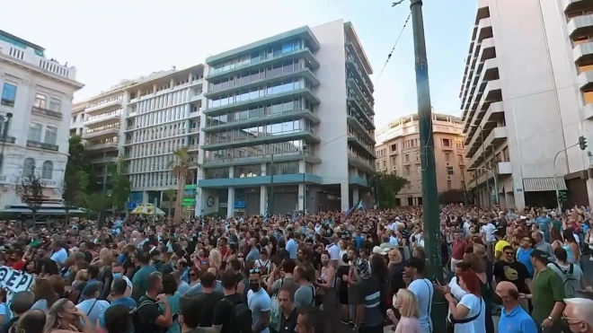 В Афинах прошли митинги против обязательной вакцинации