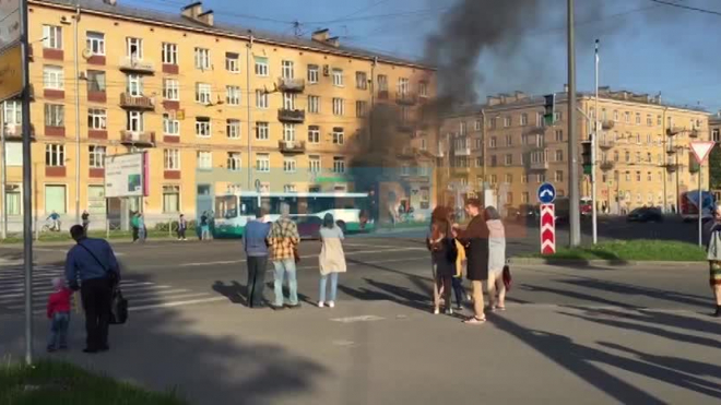 Видео: На Наличной сгорел пассажирский автобус