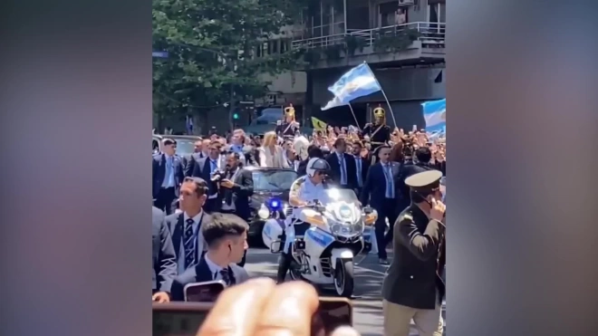 В день инаугурации неизвестный бросил бутылку в голову нового президента Аргентины