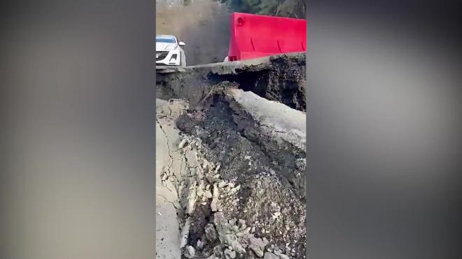 В Сочи оползень разрушил участок дороги 