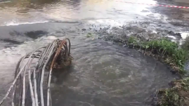 На Обуховской обороны рабочие нечаянно повредили водопровод