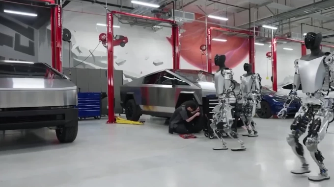 Робот Tesla Bot научился медленно ходить и хватать предметы