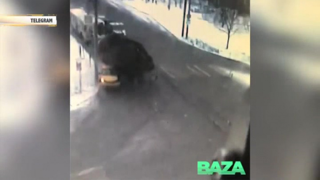 Видео: в Москве КАМАЗ с песком упал на такси