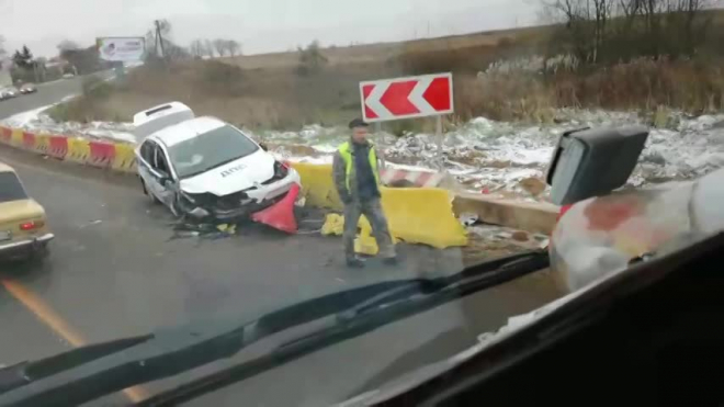 Появилось видео с места ДТП в Петербурге, где машина ДПС протаранила пластиковое ограждение 