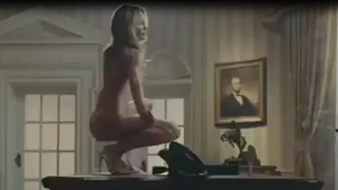 Видео с обнаженной "Меланией Трамп", которая танцует стриптиз, вызвало скандал