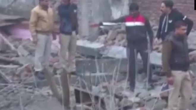 Видео: В Нью-Дели обрушился жилой дом