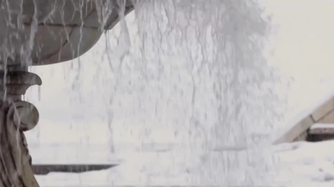 В Петергофе запустили фонтаны под снегом
