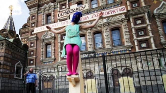 Юную защитницу Pussy Riot распяли на кресте у Спаса-на-Крови в Петербурге