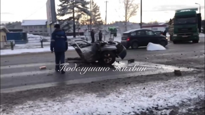 В Тихвине после столкновения со столбом машину разорвало пополам