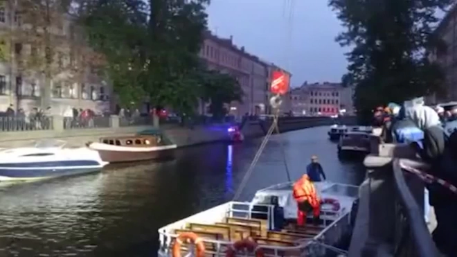 Видео: сотрудники МЧС поднимают затонувший теплоход на набережной канала Грибоедова