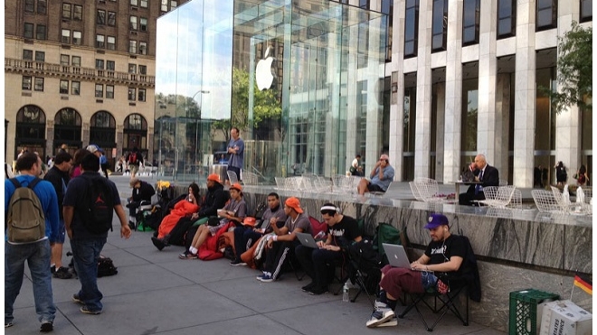iPhone 6: фанаты Apple выстроились в очереди за 2 недели до старта продаж