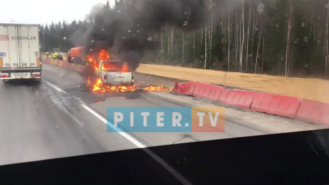 На "Скандинавии" горит жарким пламенем УАЗ Пикап