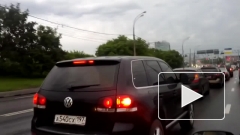 Автомобилист в Москве получил штраф из-за блика фар на мокрой дороге