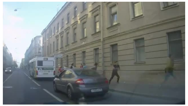 Массовая драка мигрантов у петербургского ЗакСа попала на видео