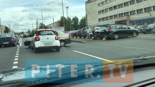 Видео: на улице Седова столкнулись автомобили You Drive и "Рено Логан"