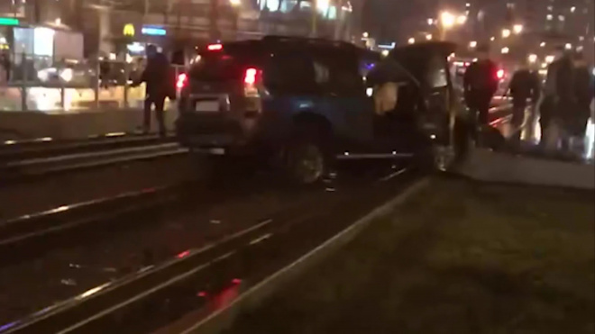 Видео: водитель ехал по трамвайным путям и врезался в остановку 