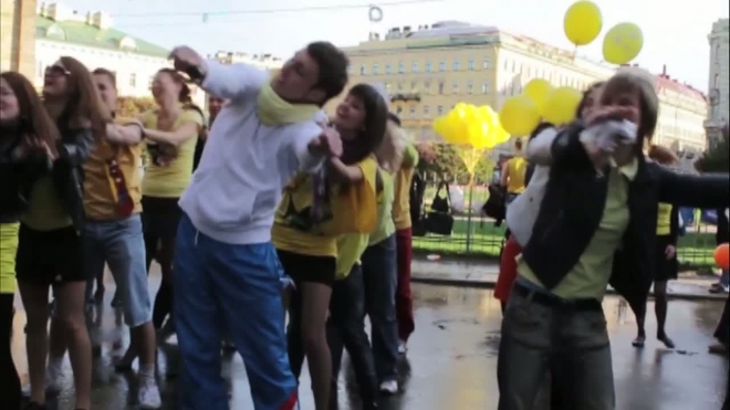 Флешмоб в жёлтом. Зарядка у Казанского собора в подарок ко Дню города