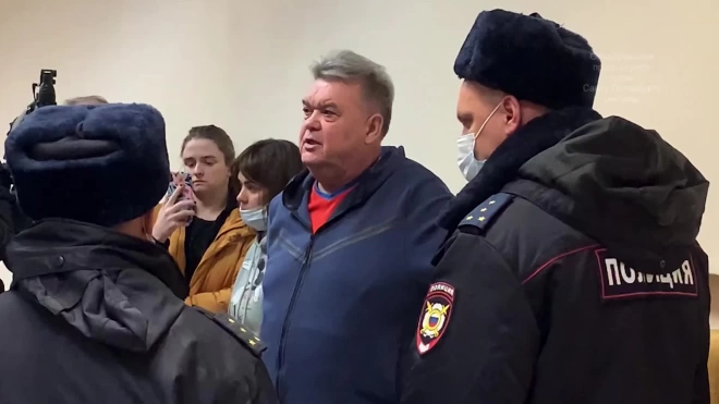 Заслуженный тренер РФ Александр Ильин отказался надевать маску в суде. Его увезли в отделение