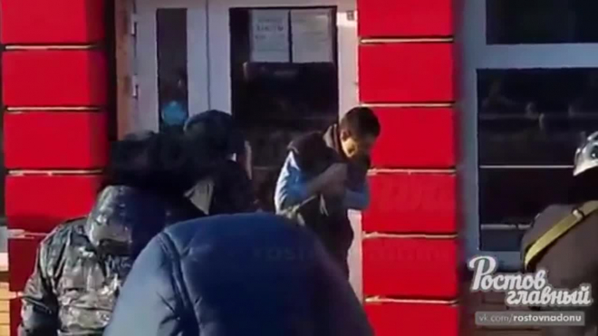 В сети появилось видео задержания неадекватного мужчины в Ростове-на-Дону, который бросался на людей с ножом