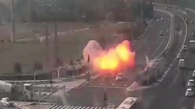 Опубликовано видео взрыва ракеты на шоссе в Израиле, выпущенной из сектора Газа