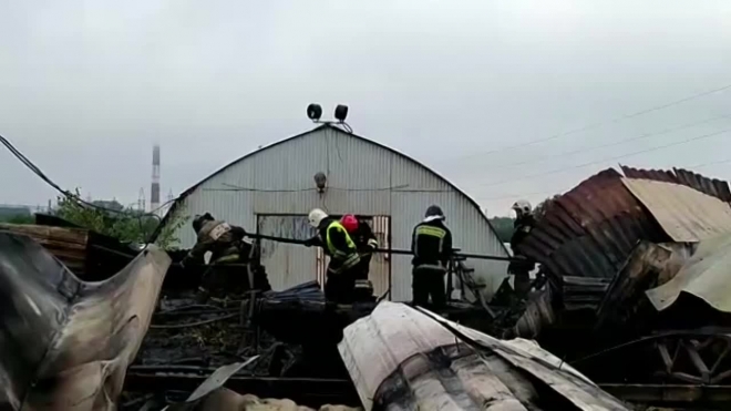 В Колпинском ангаре, где сгорели мигранты, нашли нарушения охраны труда на 23 дела