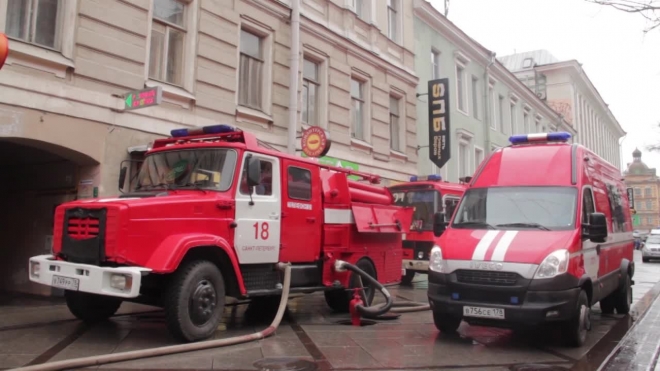 Утренний пожар в высотке на Московском тушили 15 спасателей