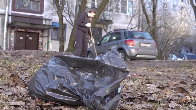 Депутат ЗакСа Ленобласти Михаил Макаров вышел на уборку двора в Выборге