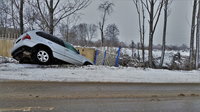 Смертельное ДТП в Шушарах: Lexus влетел в бетонное ограждение