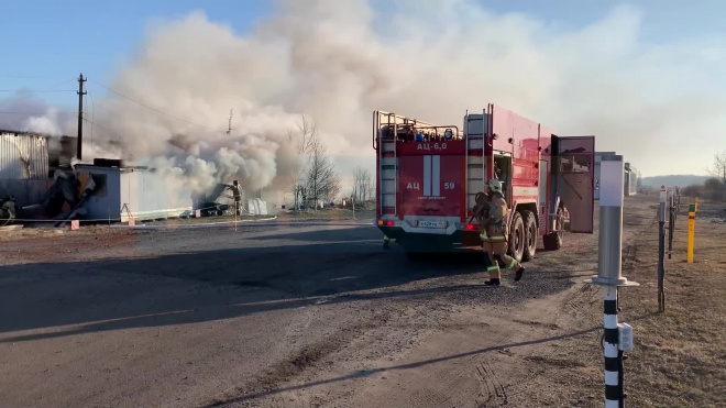 Очевидцы: на Левашовском шоссе загорелась бытовка