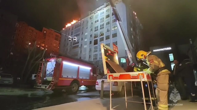 В Новосибирске потушили пожар на крыше многоквартирного дома