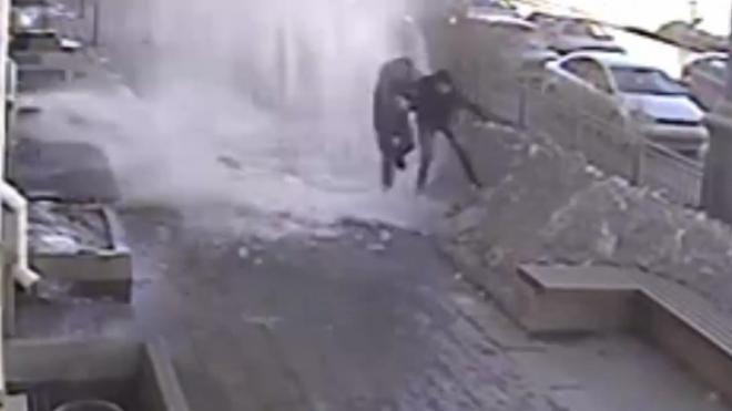 Ужасающее видео из Омска: лавина с крыши придавила пешеходов