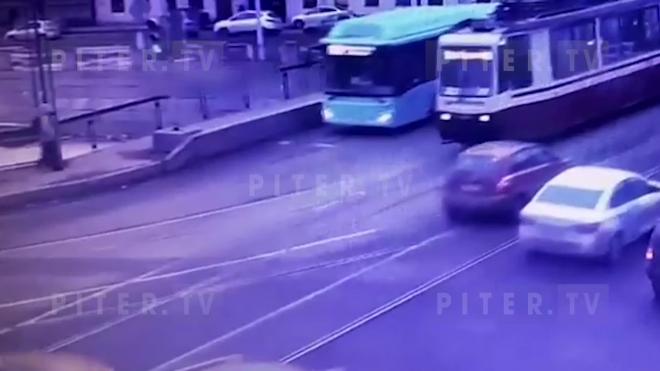 Видео: на перекрестке Ново-Калинкина моста и Обводного столкнулись автобус и трамвай