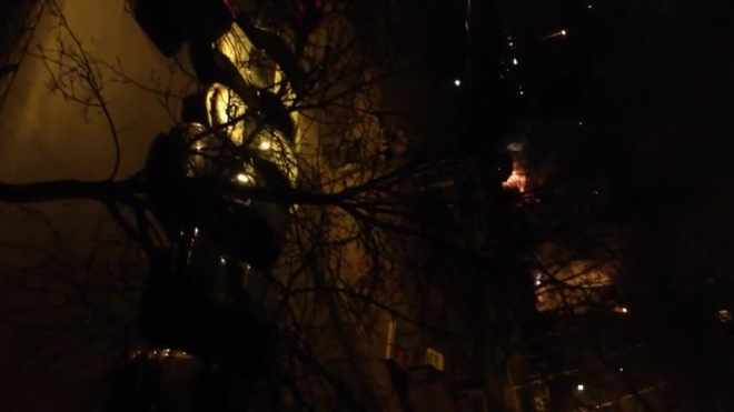 Очевидцы сняли на видео, как сгорели четыре иномарки на проспекте Маршала Жукова