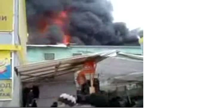 В Екатеринбурге продолжают тушить пожар в торговых рядах