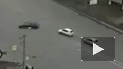 Жуткое видео из Челябинска: после ДТП одну из легковушек отбросило на тротуар
