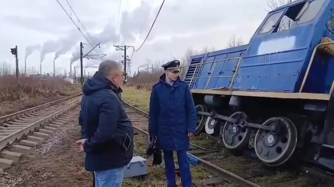 На путях необщего пользования в Волхове с рельсов сошел тепловоз