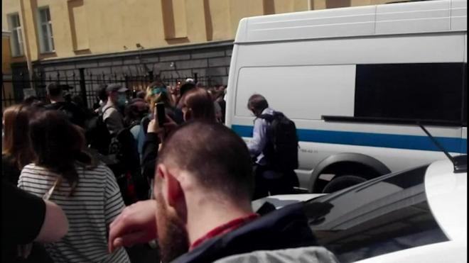 После заседания по делу "Сети"* в Петербурге начались задержания активистов
