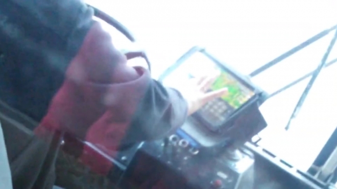 "Игромания" по - Кировски: водитель троллейбуса на ходу играла в игру на планшете