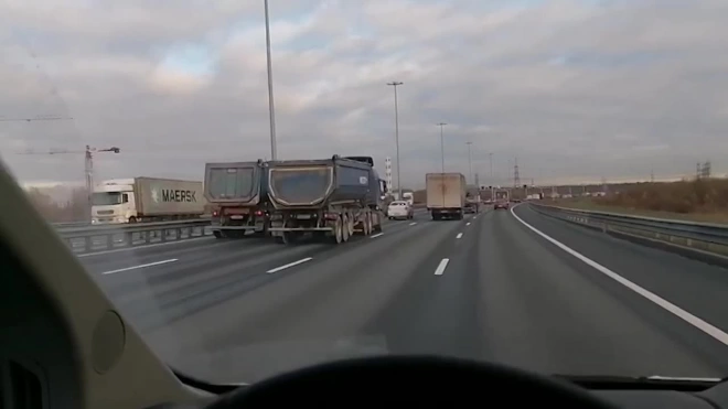 В Петербурге водители грузовиков устроили гонки на КАД
