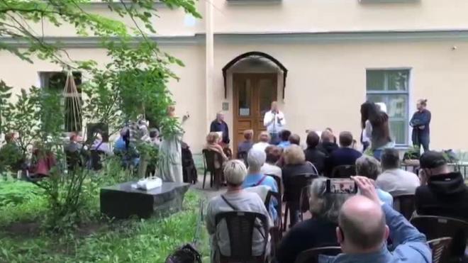 Посетителям музея Анны Ахматовой в Фонтанном доме прочли стихи на открытом воздухе 