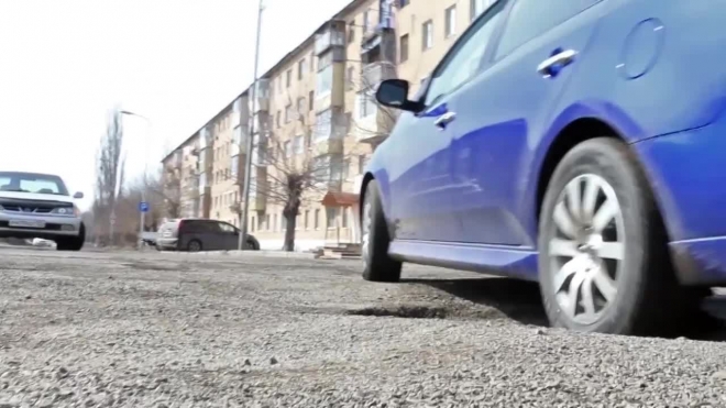 В Приморье автолюбители засыпали дорожные ямы деньгами, тысячи монет аккуратно легли в выбоины