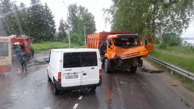 Появилось видео из Петербурга: фура протаранила автобус с пассажирами