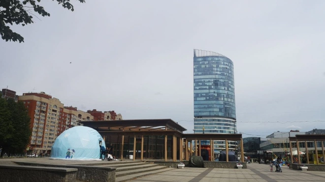 В парке 300-летия Петербурга устанавливают шатер для вакцинации